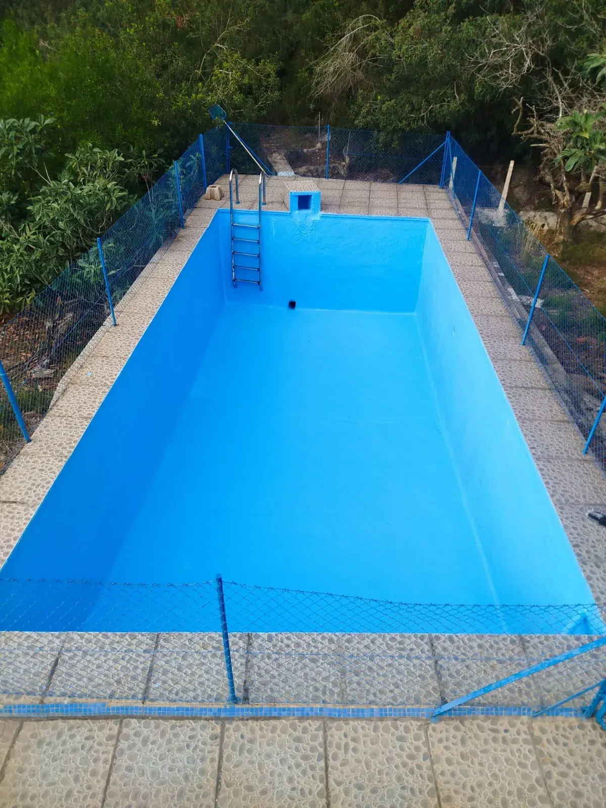 Piscina recién pintada en una vivienda de la comarca